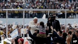 El papa Francisco saluda a fieles desde su papamóvil en el estadio de béisbol de la prefectura de Nagasaki, donde celebró misa el domingo 24 de noviembre de 2019. Francisco realiza una visita de tres días a Japón. El lunes se entrevistará con el primer ministro Shinzo Abe. AP.