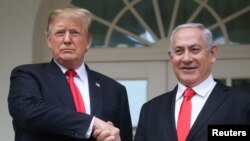 Presiden AS Donald Trump (kiri) saat menerima PM Israel Benjamin Netanyahu di Gedung Putih, 25 Maret 2019 (foto: dok). 