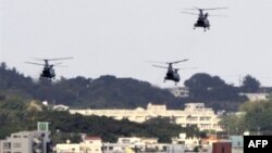 Helikopter terbang di atas pangkalan marinir AS di Okinawa, Jepang. (Foto: Dok)