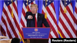 El presidente de EEUU, Donald Trump, discute con Jim Acosta de CNN durante una conferencia de prensa en el lobby de Trump Tower en Manhattan, Nueva York el 11 de enero de 2017. 