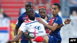 Le milieu de terrain français Lyonnais Tanguy Ndombele Alvaro (à gauche) lutte avec le milieu de terrain tunisien de Caen Saif Eddine Khaoui (à droite) lors du match de football de L1 opposant Caen (SMC) et Lyon (OL), au stade Michel d'Ornano, à Caen, le 