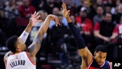 Damian Lillard des Trail Blazers, à gauche, contre Garrett Temple des Wizards, Portland, Oregon, le 8 mars 2016.