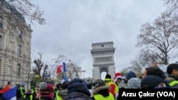 Manifestan fransè k ap fè lese-frape avèk lapolis. (Fotlo: Samdi premye desanm 2018).