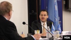 지난달 31일 유엔 북한인권 조사위원회(COI) 청문회가 워싱턴에서 이틀째 열린 가운데, 제라드 겐서 국제법 전문 변호사(오른쪽)가 마이클 커비 위원장의 질의에 답변하고 있다.
