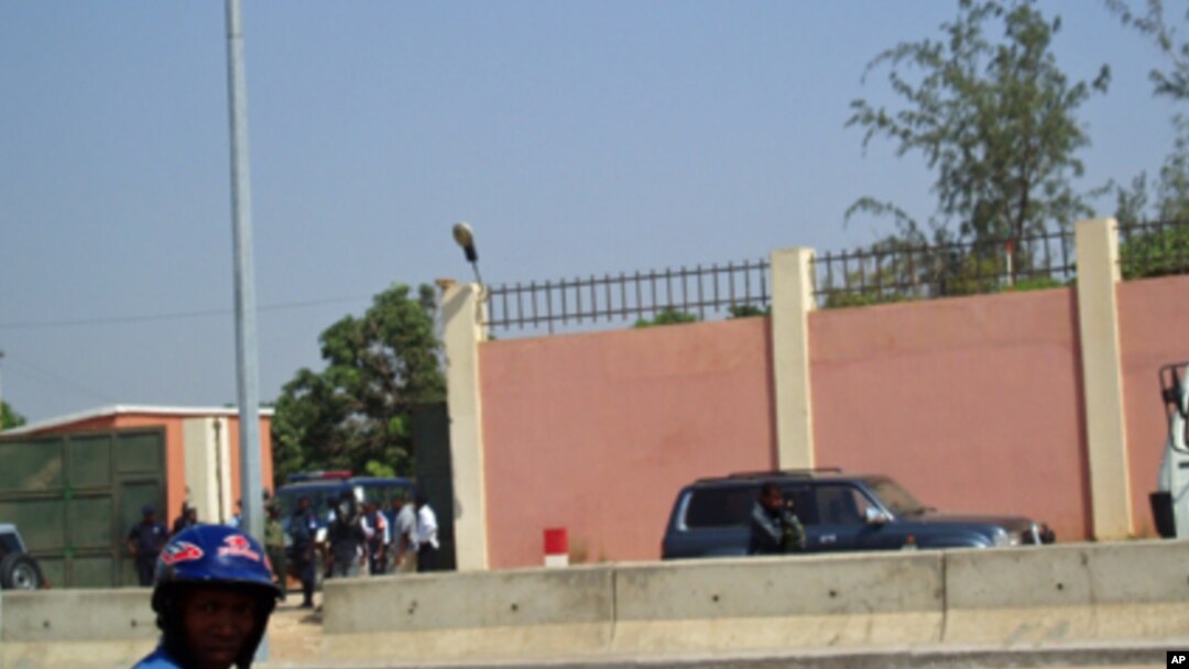 Portão principal da prisão de Viana