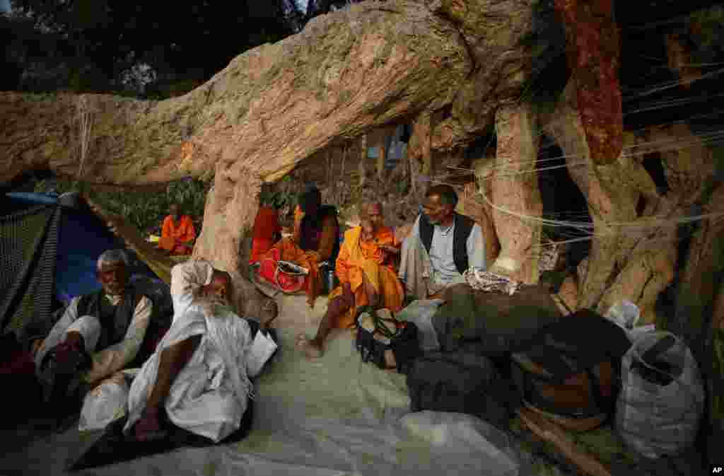 Penganut Hindu beristirahat di bawah akar pohon raksasa dalam upacara keagamaan &#39;Kumbh Mela&#39; di Allahabad, India (11/2).