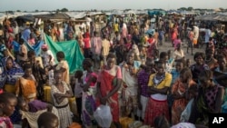 Warga kamp penampungan pengungsi di Bentui, Sudan Selatan, antri untuk mengisi kontainer mereka dengan air, 2 Juli 2014. (Foto: dok). 