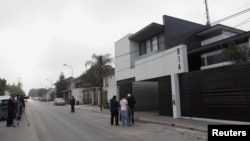 Các nhà báo đứng bên ngoài ngôi nhà nơi Omar Trevino, trùm băng đảng ma túy Zetas, bị các lực lượng liên bang bắt giữ ở San Pedro Garza, gần Monterrey, 4/3/2015. 