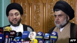Ammar al-Hakim de la liste liste al-Hikma, à gauche, et Moqtada Sadr, Najaf, Irak, le 17 mai 2018.