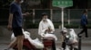 一名小贩在北京街头摆摊。（2020年6月8日）