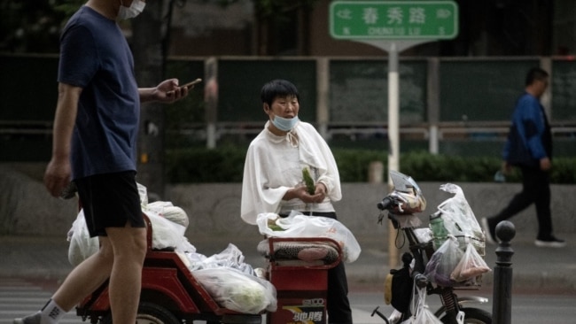 一名小贩在北京街头摆摊。(2020年6月8日)