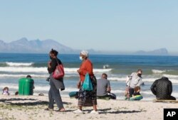 Sebuah pantai di Muizenberg, Cape Town, Afrika Selatan, Selasa 16 Juni 2020. (Foto: AP)