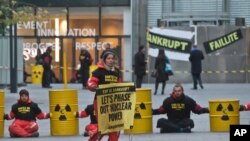 Puluhan demonstran Greenpeace memblokir kantor pusat perusahaan listrik Perancis, EDF, di Paris, 14 Desember 2016 (AP Photo/Michel Euler).