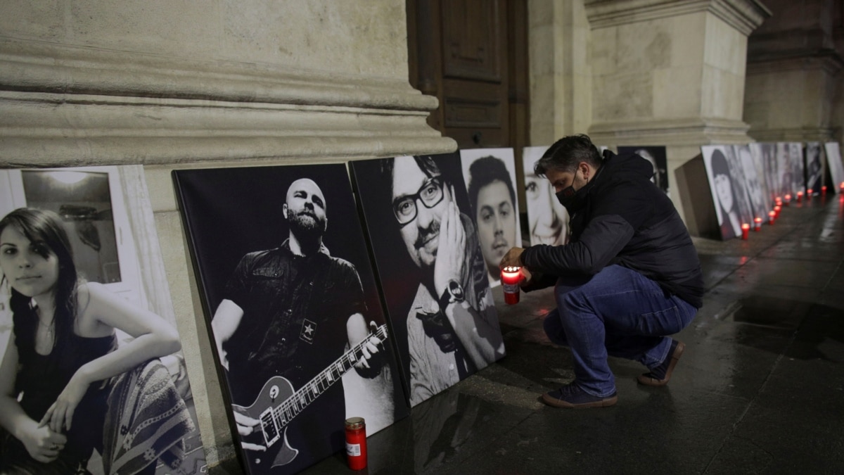 Hundreds Of Romanians Form Human Chain On Fifth Anniversary Of Deadly Fire