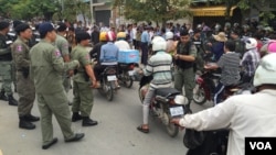 Police set up a roadblock Monday about 500 meters from the headquarters of the opposition Cambodia National Rescue Party. (Hul Reaksmey/VOA Khmer) 
