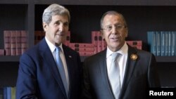 ລັດຖະມົນຕີຕ່າງປະເທດ ສະຫະລັດ ທ່ານ John Kerry ກັບ ລັດຖະມົນຕີຕ່າງປະເທດ ຣັດເຊຍ ທ່ານ Sergei Lavrov, ຖ່າຍຮູບຮ່ວມກັນກ່ອນການປະຊຸມໃນເມືອງ Sochi, ຣັດເຊຍ, 12 ພຶດສະພາ, 2015. 