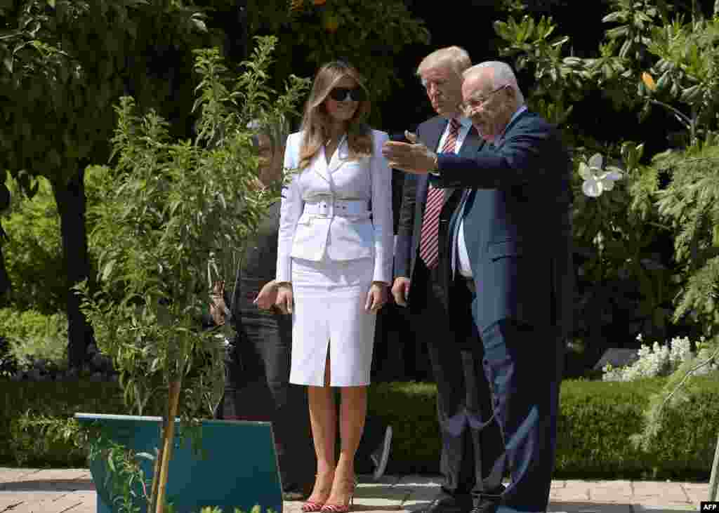 US President Donald Trump (C) and First Lady Melania Trump visit the Church of the Holy Sepulchre in Jerusalem’s Old City on May 22, 2017.