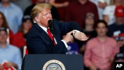 El presidente Donald Trump durante un acto de campaña el lunes, 5 de noviembre de 2018, en Cape Girardeau, Missouri.