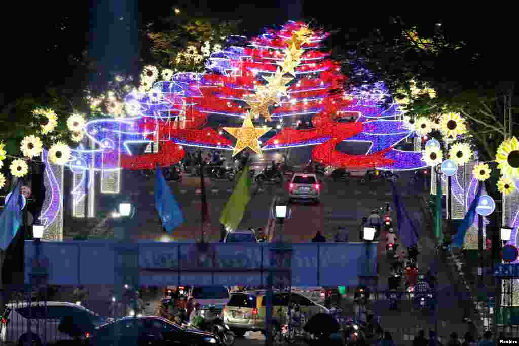 在越南胡志明市，春节之前，从独立宫俯瞰街头彩灯（2017年1月13日）