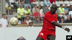 George Weah inscrivant un but lors de son jubilé de fin de carrière de footballeur à Marseille, France 2005 