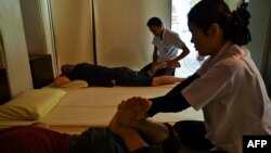 Massage là một trong 7 ngành nghề Việt Nam cấm đưa người ra nước ngoài làm việc, bắt đầu từ 20/5/2020.