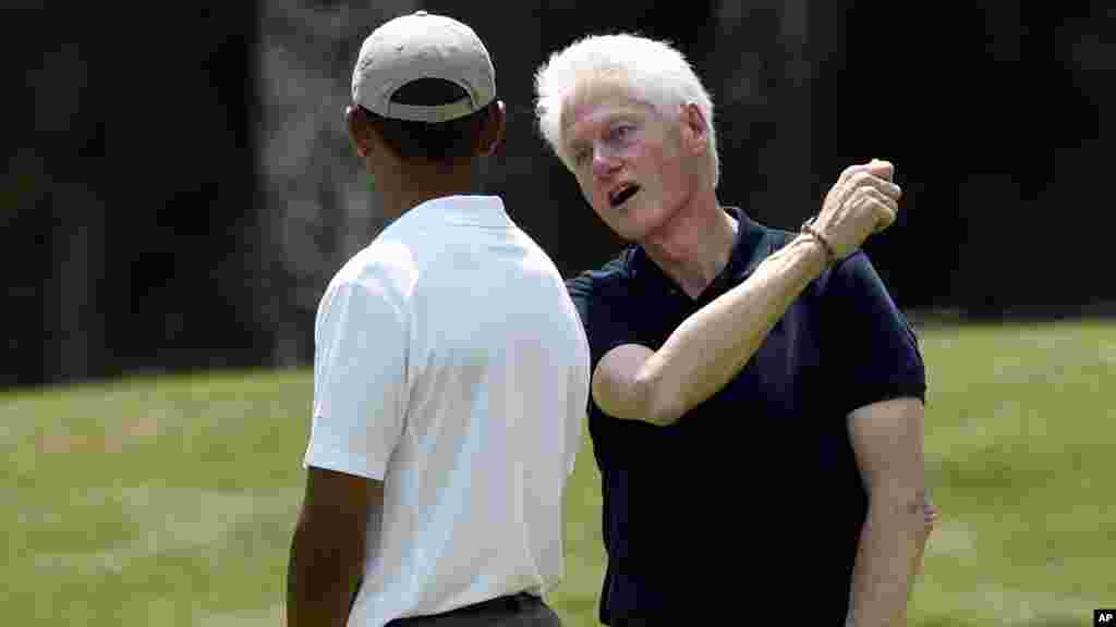 Le président Barack Obama et l&#39;ancien président Bill Clinton discutent pendant qu&#39;ils jouent au golf au Farm Neck Golf Club, 15 août 2015.