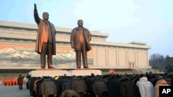 Warga menghormati patung-patung mendiang pemimpin Korea Utara, Kim Jong Il (kanan) dan ayahnya Kim Il Sung, di Pyongyang. (Foto: Dok)