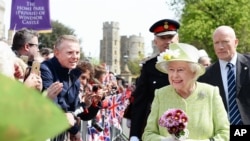 La reina Isabel II saludó a sus súbditos durante una caminata cerca del Castillo de Windsor, mientras celebraba su nonagésimo cumpleaños el jueves, 21 de abril de 2016.