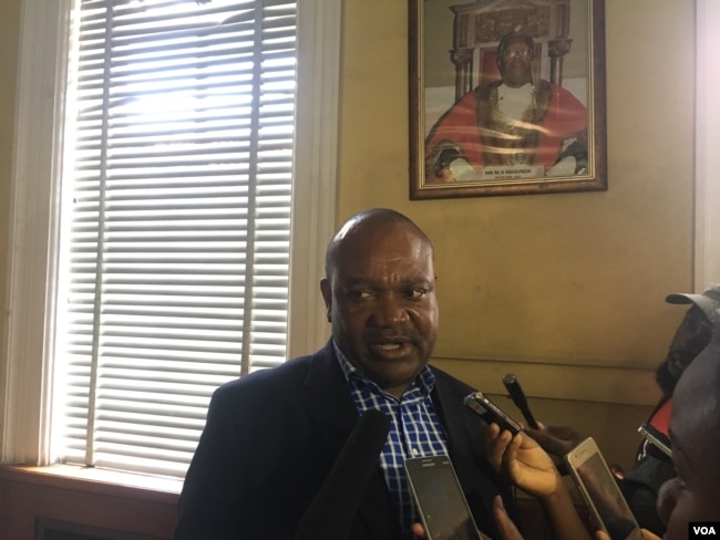 Harare city mayor Benard Manyenyeni talks to reporters at Town House, Dec. 29, 2017, after a meeting with residents who want him to step down for failing to provide Zimbabwe's capital city with safe water. (S. Mhofu/VOA)