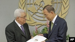 Palestinian President Mahmoud Abbas (l) gives a letter requesting recognition of Palestine as a state to UN Secretary-General Ban Ki-moon, Sept. 23, 2011.