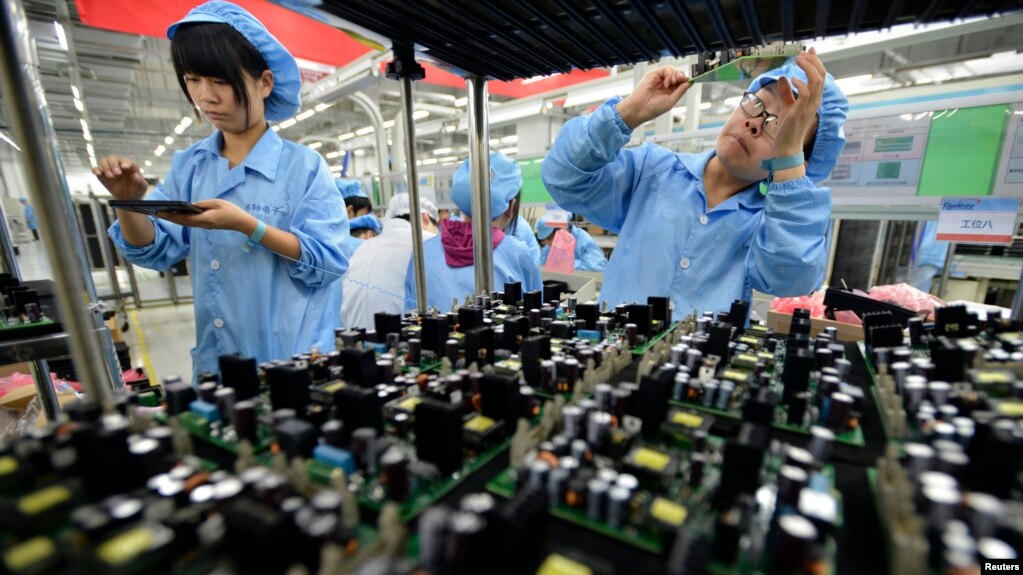 资料图 - 武汉一家专门生产光缆的FiberHome Technologies Group factory的工人在工作中。(photo:VOA)