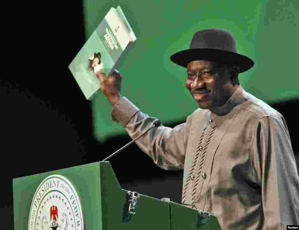 President Goodluck Jonathan presents his administration's midterm report during Democracy Day in Abuja May 29, 2013.