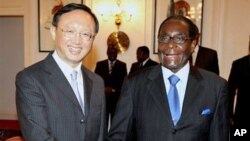 Zimbabwean President Robert Mugabe, right, welcomes the Chinese foreign affairs minister Yang Jiechi at State House in Harare, Zimbabwe, February 11, 2011 (file photo)