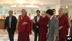 Pemimpin spiritual Tibet, Dalai Lama (tengah), meninggalkan rumah sakit di New Delhi, India, 12 April 2019. 