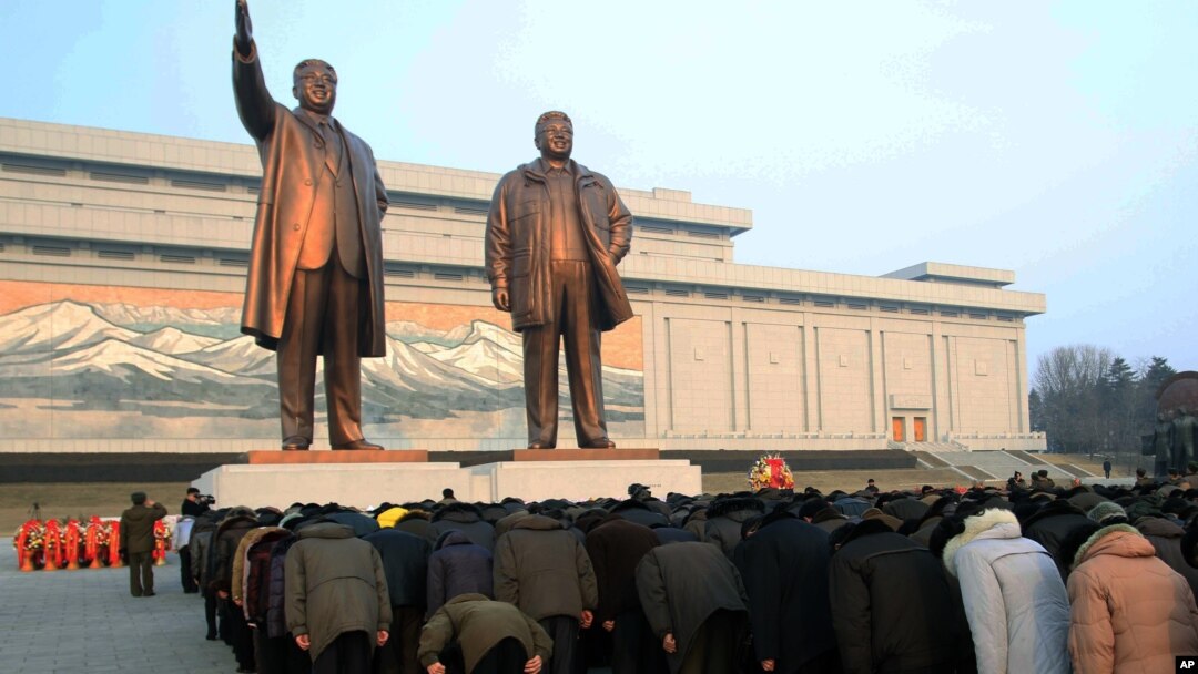 지난해 2월 북한 주민들이 평양 만수대의 김일성·김정일 부자상 앞에서 절하고 있다. (자료사진)