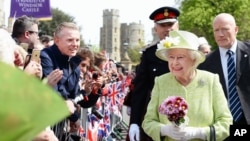 Queen Elizabeth II meets well wishers during a walkabout close to Windsor Castle as she celebrates her 90th birthday, in Berkshire, England, April 21, 2016. 