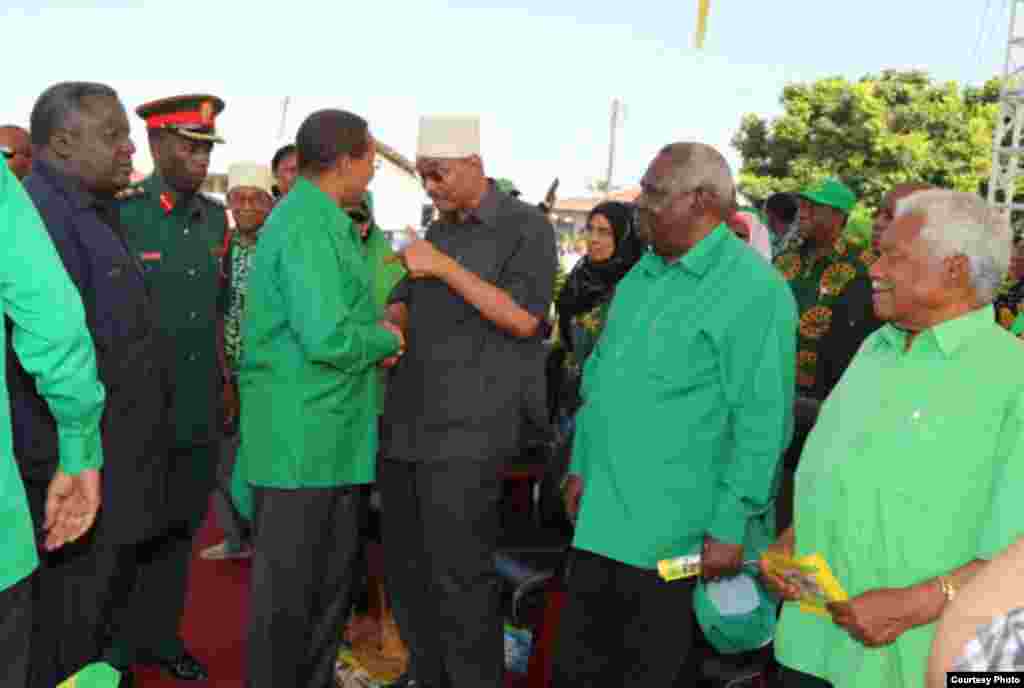 Rais Jakaya Kikwete akizungumza na rais mstahafu Amani Abedi Karume katika mkutano wa CCM Unguja