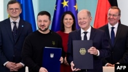 德国总理奥拉夫·朔尔茨和乌克兰总统弗拉基米尔·泽连斯基2024年2月16日在签署关于安全承诺和长期支持的双边协议后合影。