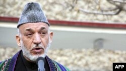 Tổng thống Afghanistan Hamid Karzai phát biểu với các phóng viên sau khi đến thăm các nạn nhân bệnh viện ở Kabul