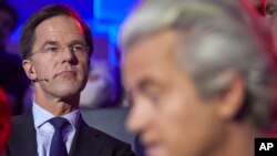 PM Belanda Mark Rutte (kiri) dan pemimpin partai PVV Geert Wilders (kanan) menunggu giliran mereka dalam debat terakhir di hadapan parlemen, di Den Haag, Belanda, 14 Maret 2017.