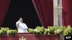 Le pape lors de la messe Urbi et Orbi sur le balcon de la basilique Saint-Pierre, le 1er avril 2018.