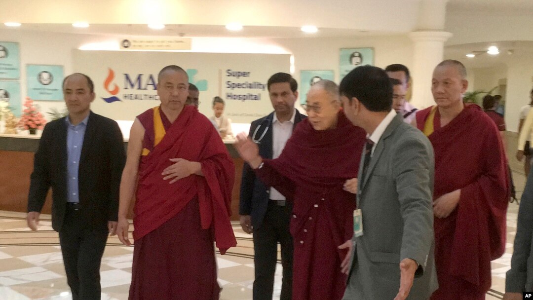 Pemimpin spiritual Tibet, Dalai Lama (tengah), meninggalkan rumah sakit di New Delhi, India, 12 April 2019. 