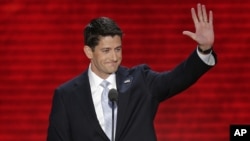 El candidato a vicepresidente por el partido republicano, Paul Ryan saluda a los delegados a la Convención Republicana, luego de su discurso, el miércoles 29 de agosto de 2012.