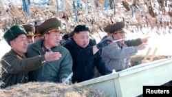 Lãnh tụ Bắc Triều Tiên Kim Jong-Un thăm một đơn vị quân sự gần đảo Baengnyeong của Nam Triều Tiên, ngày 11 tháng 3 năm 2013. Ông Kim Jong-Un đe dọa sẽ biến đảo Baengnyeong của Nam Triều Tiên thành ‘biển lửa’.
