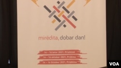 ARHIVA - Plakat za festival "Mirdita, dobar dan" u Prištini, 15. okotobra 2021. (Foto: VOA) 