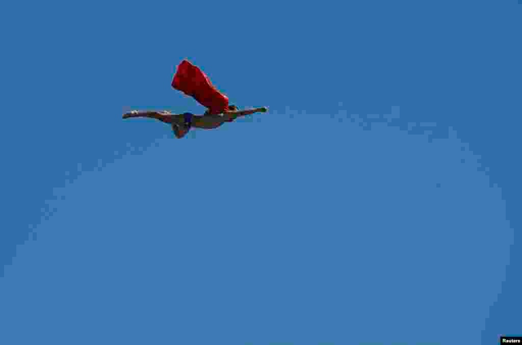 Michal Navratil, češki predstavnik u skokovima u vodu na svjetskom prvenstvu u plivanju u Barceloni, izveo je ekzibicioni skok&nbsp; sa 27 metara visokog tornja za skokove, imitirajući Supermena u letu.