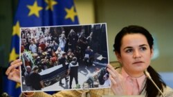 Liderka beloruske opozicije Svetlana Tihanovskaja pokazuje fotografiju sa protesta tokom razgovora sa ministrima EU u Briselu, 21. septembra 2020.