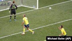 Fudbaler Švedske Andreas Grankvist slavi gol koji je postigao iz penala protiv Južne Koreje na Svetskom kupu u Rusiji (Foto: AP/Michael Sohn)