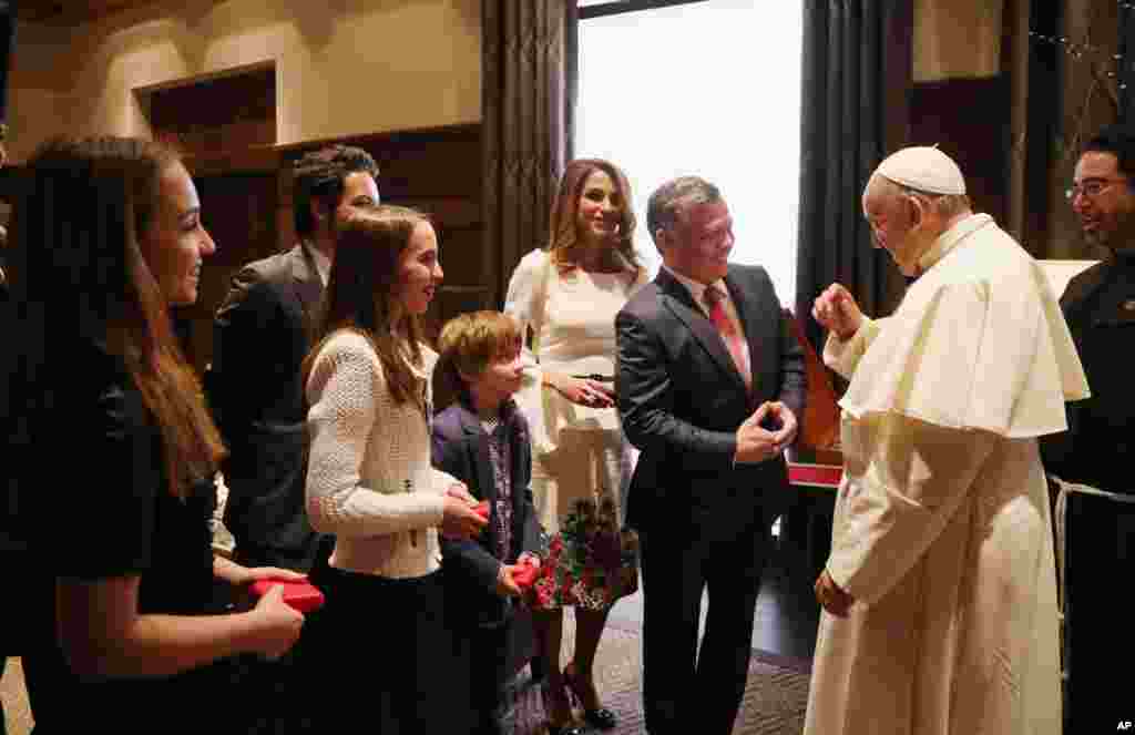 Jordan&#39;s King Abdullah, with his wife Queen Rania, talks with Pope Francis as their four children listen at the royal palace in Amman, May 24, 2014.