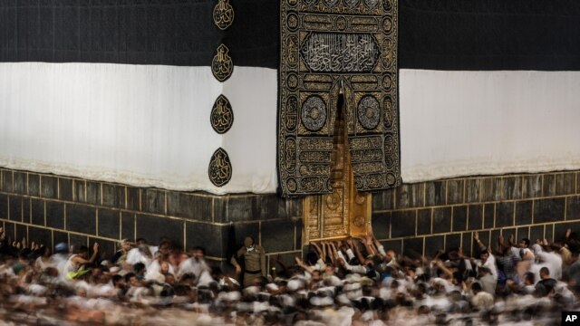 El Islamismo requiere que todos los musulmanes que puedan hacerlo acudan al Hajj por lo menos una vez en la vida.